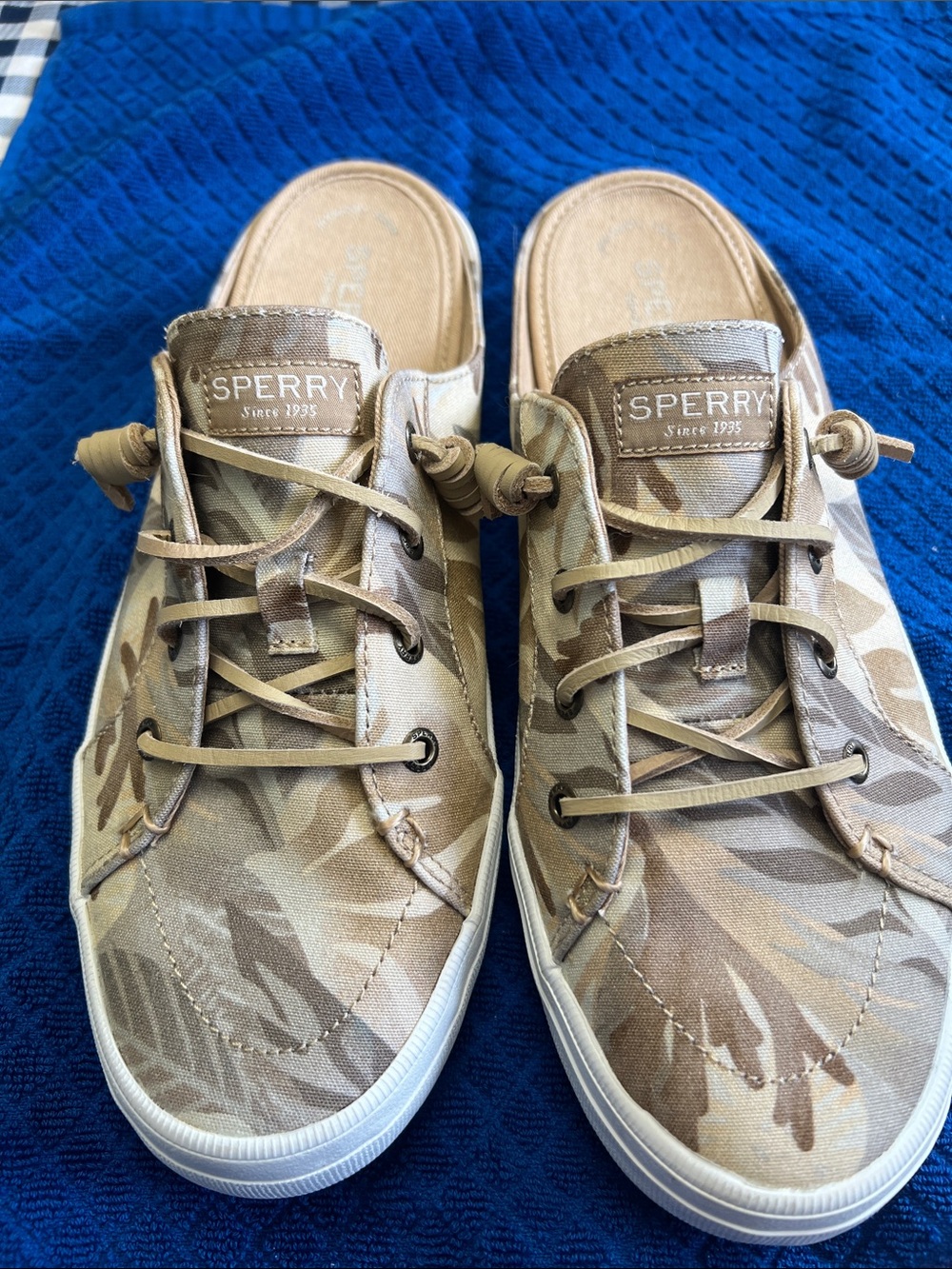 Sperry Women's Crest Vibe Mule (Tan Floral/Palm Camo print)